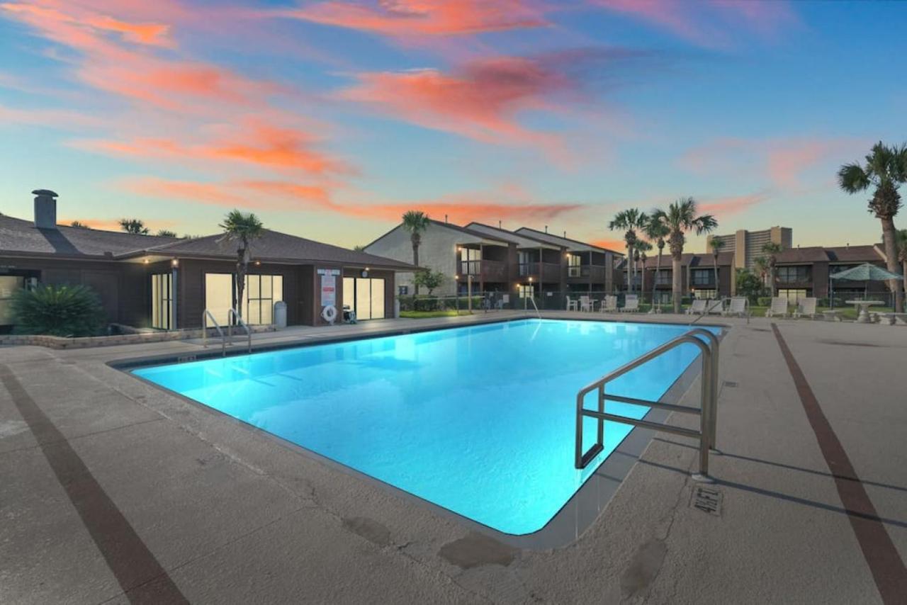 Experience Starlit Nights From Beach Happy'S Balcony Overlooking The Community Pool At Beachwalk Villa Panama City Beach Exterior foto